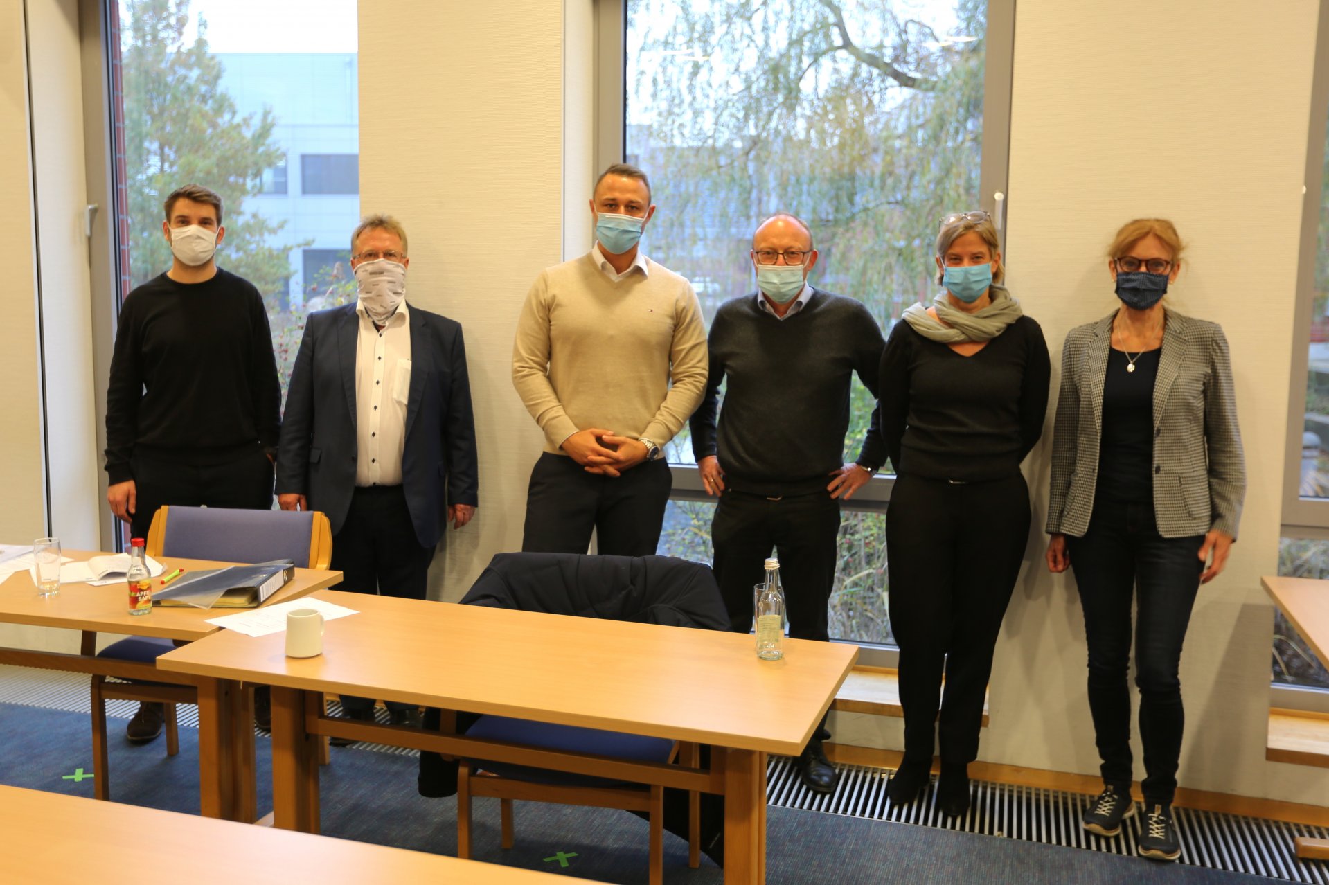 Representatives of the Max Planck Society, the Cadolto company and Institute Director Rudolf Amann at the handover of the new building, which can be seen in the background.   (Max-Planck-Institut für Marine Mikrobiologie / F. Aspetsberger)