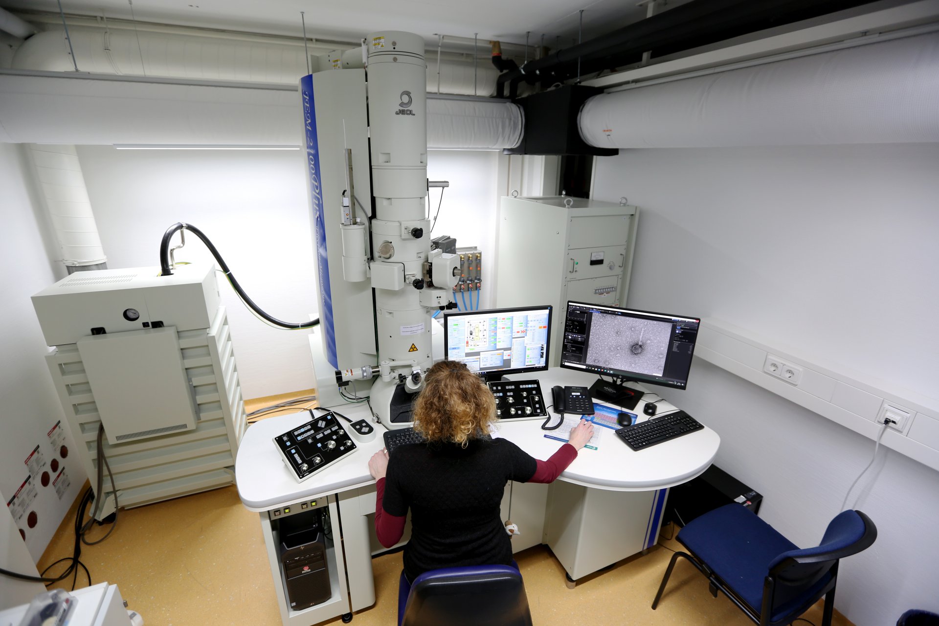 Das Transmissions Elektronen Mikroskop füllt einen ganzen Raum aus. (© Max-Planck-Institut für Marine Mikrobiologie/ K. Matthes)