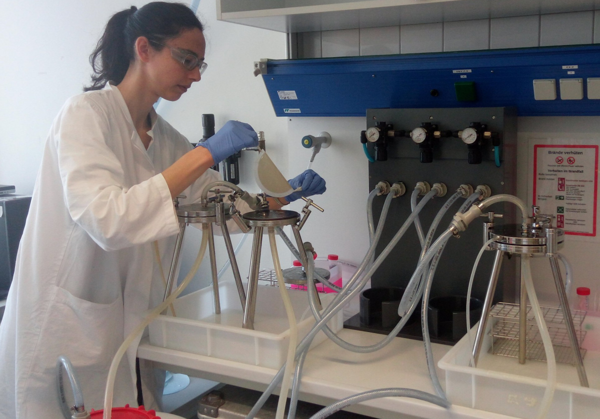 Silvia Vidal-Melgosa at the set up used for the sampling of particulate organic matter by sequential filtration of 100 litre of seawater at Helgoland. The picture shows the collection of one filter where organic matter (in this case matter with molecular sizes between 10 and 3 micrometre) has been retained. (© Max Planck Institute for Marine Microbiology/V. Solanki)