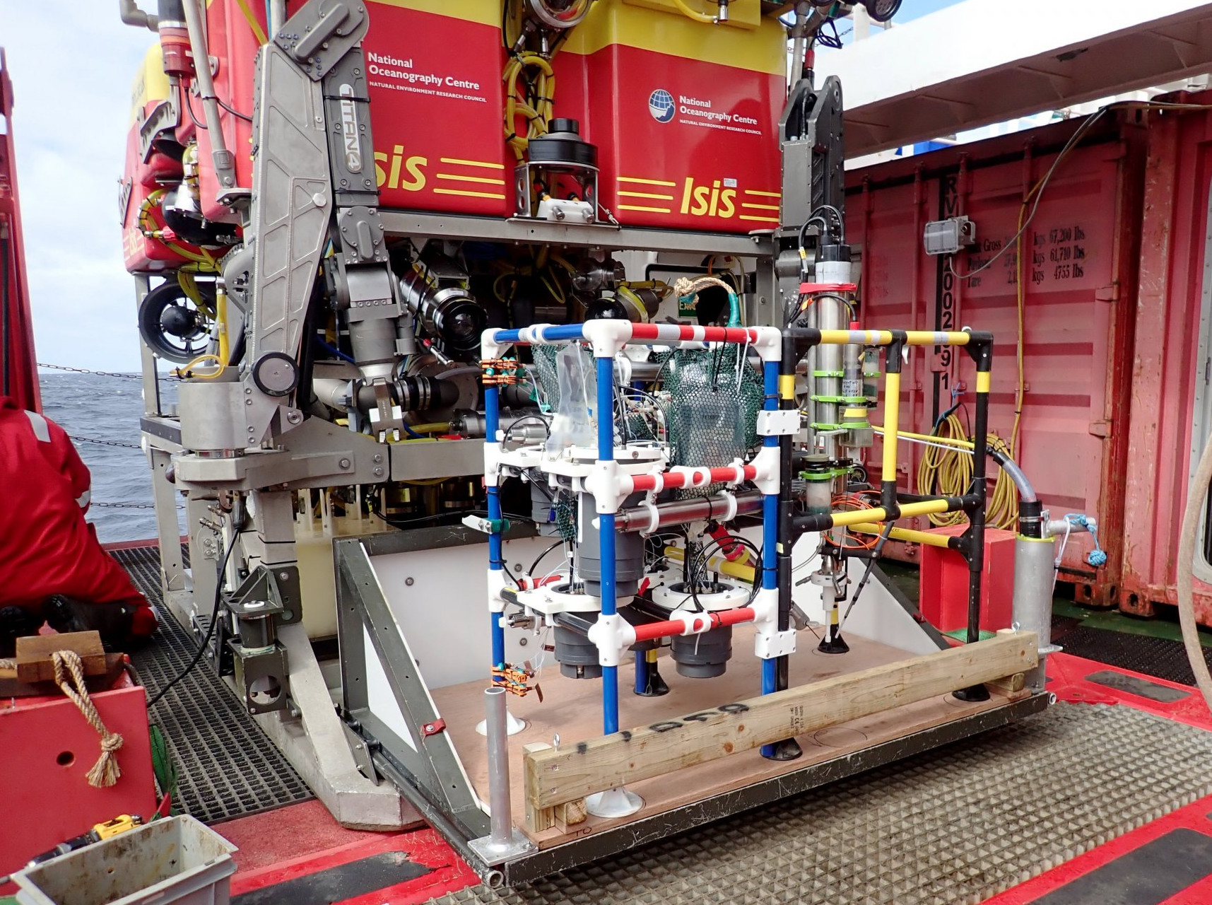 The racks with the sensors, mounted on the porch of an ROV.  (© Max Planck Institute for Marine Microbiology, D. Koopmans) 