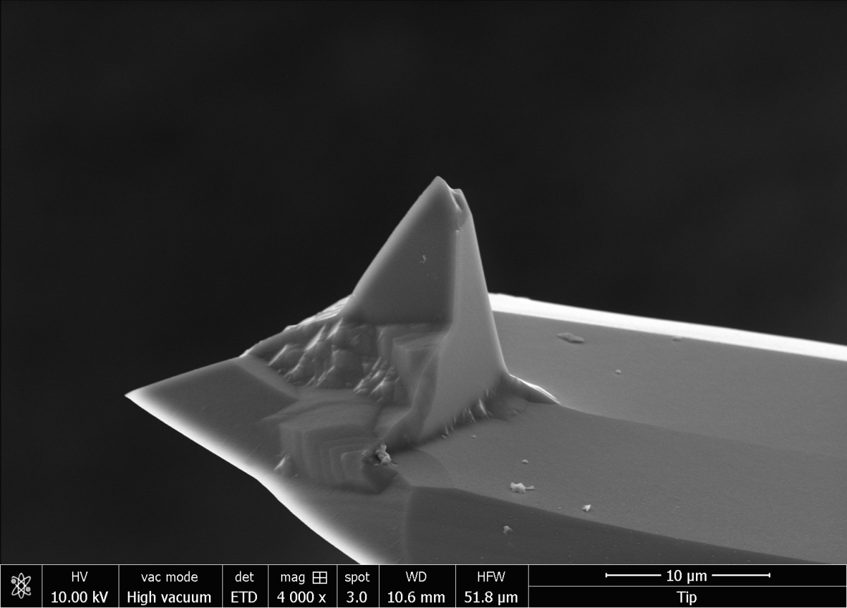 Das Elektronenmikroskop-Bild zeigt einen Tip (Spitze), der unter einem Metallhalter sitzt (Cantelever). Der Tip ist etwa 15 Mikrometer lang, der Halter misst ca. 40 Mikrometer. Es gibt aber verschiedene Größen und Ausführungen. Die geringe Größe macht indes deutlich, wie klein das spitze Ende des Tips ist. (© Max-Planck-Institut für Marine Mikrobiologie, Sten Littmann)