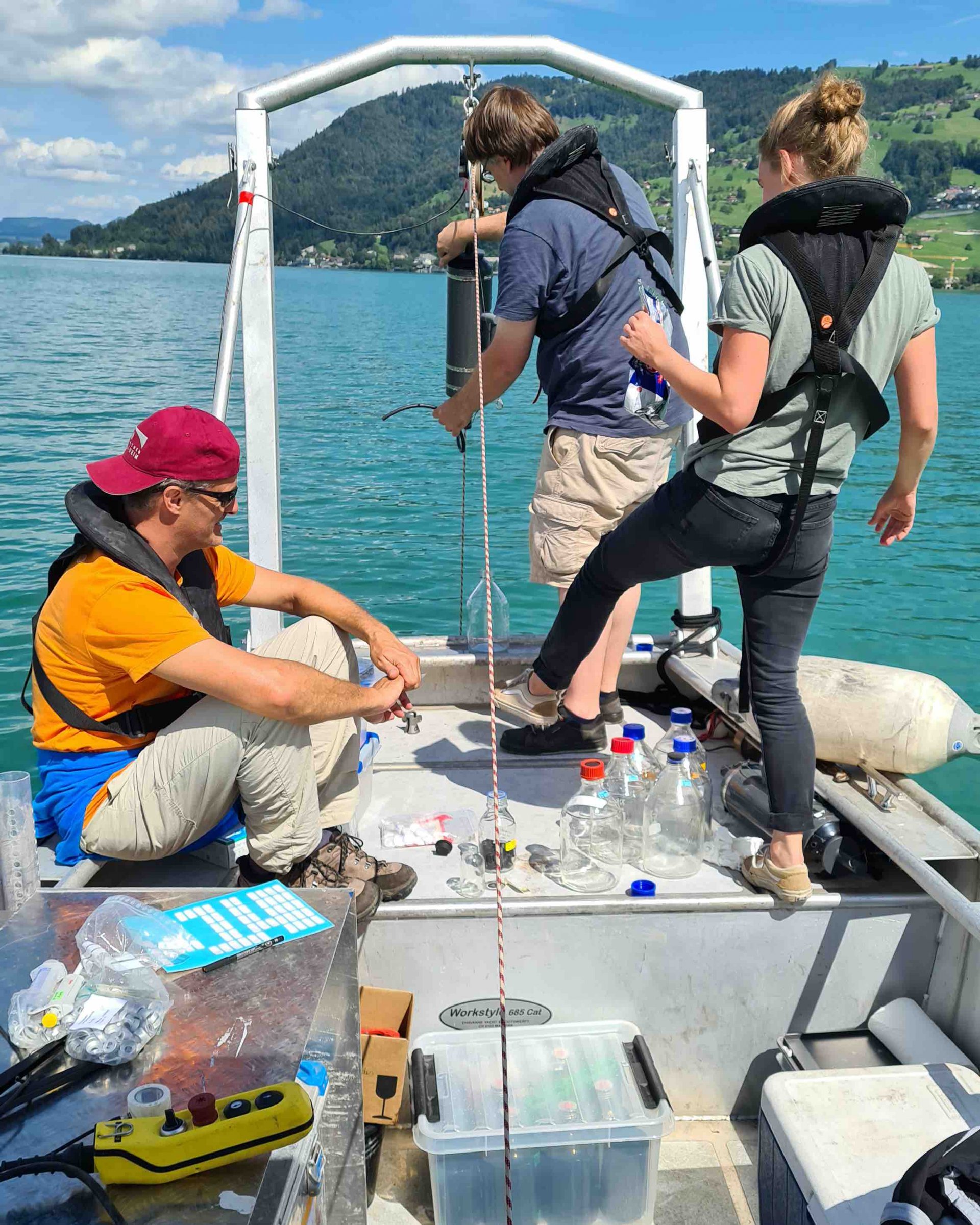 Difficult quest with a nice view: Scientific excursion on Lake Zug in summer. The team takes samples from deep water layers to search for the endosymbiont. (© Max Planck Institute for Marine Microbiology, S. Ahmerkamp)