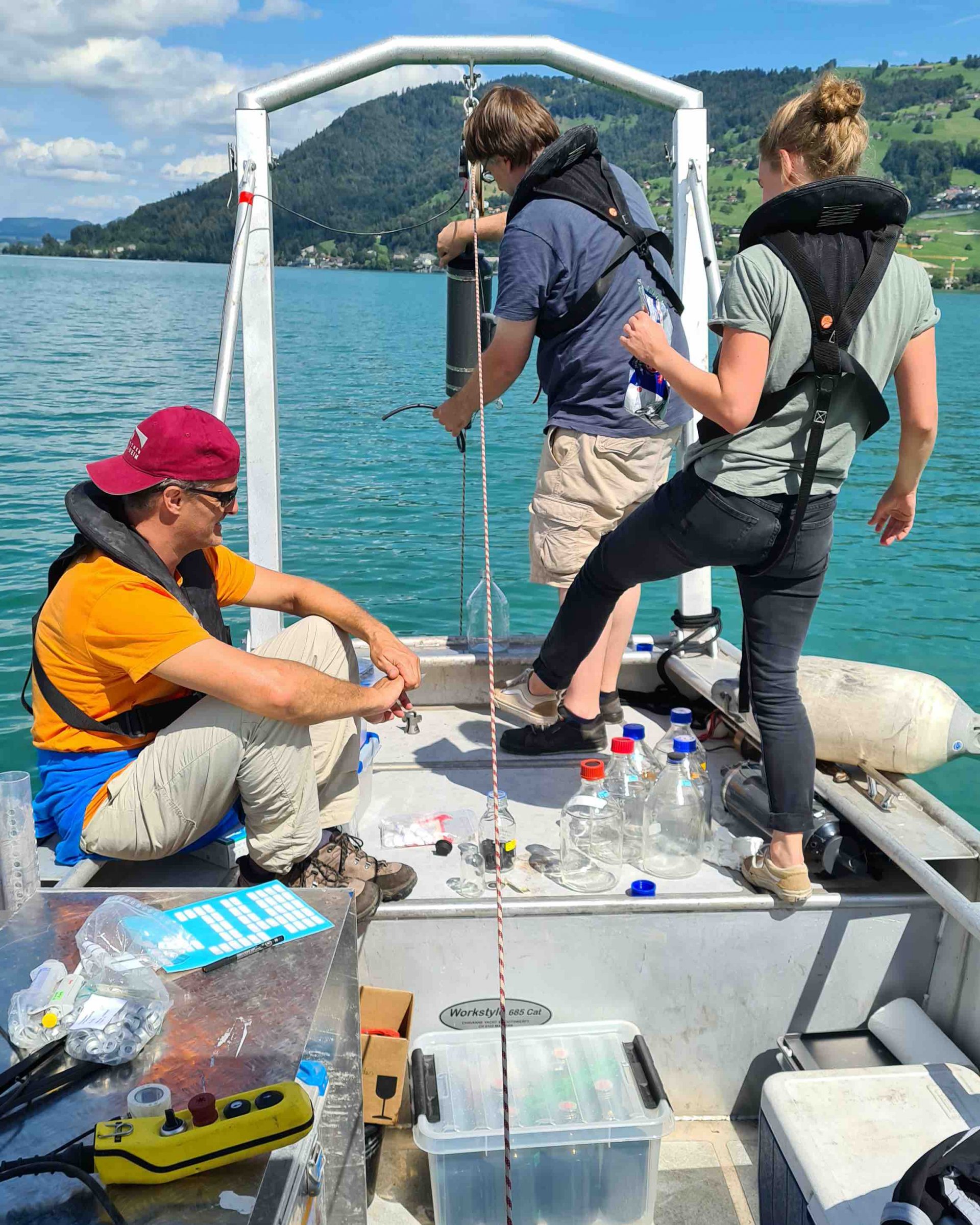 Schwierige Suche bei schöner Aussicht: Ausfahrt im Sommer auf den Zugersee. Das Team nimmt Proben aus den tiefen Wasserschichten, um nach dem Endosymbionten zu suchen. (© Max-Planck-Institut für Marine Mikrobiologie, S. Ahmerkamp)