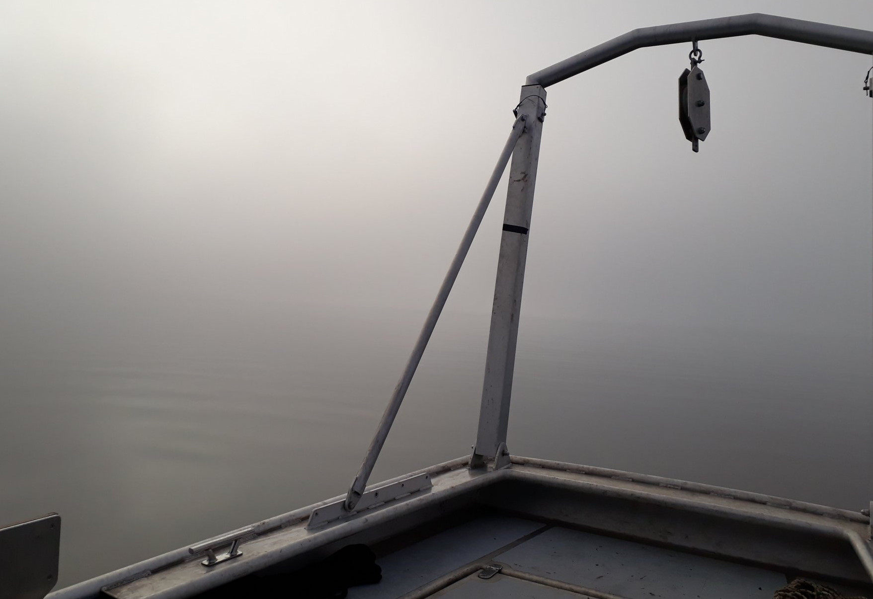 The excursions do not always take place in sunshine - like this foggy trip in February.  (©Max Planck Institute for Marine Microbiology, J. Graf)