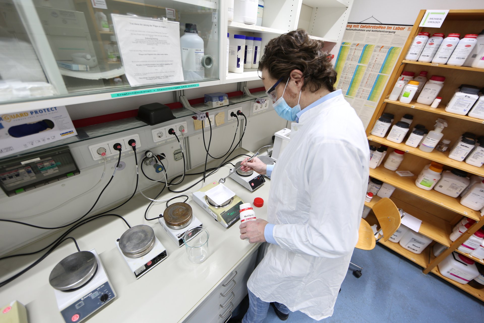 Jan-Hendrik Hehemann in his laboratory. (© Max Planck Institute for Marine Microbiology, K. Matthes)