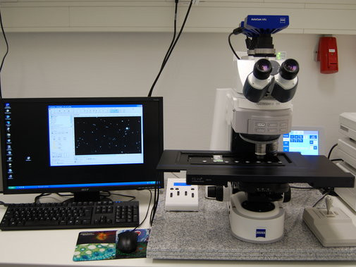 Fully motorized and software controlled microscope used for automated high-throughput microbial cell enumeration. (© Max-Planck-Institut für Marine Mikrobiologie, A. Ellrott) Fully motorized and software controlled microscope used for automated high-throughput microbial cell enumeration. (© Max-Planck-Institut für Marine Mikrobiologie, A. Ellrott)