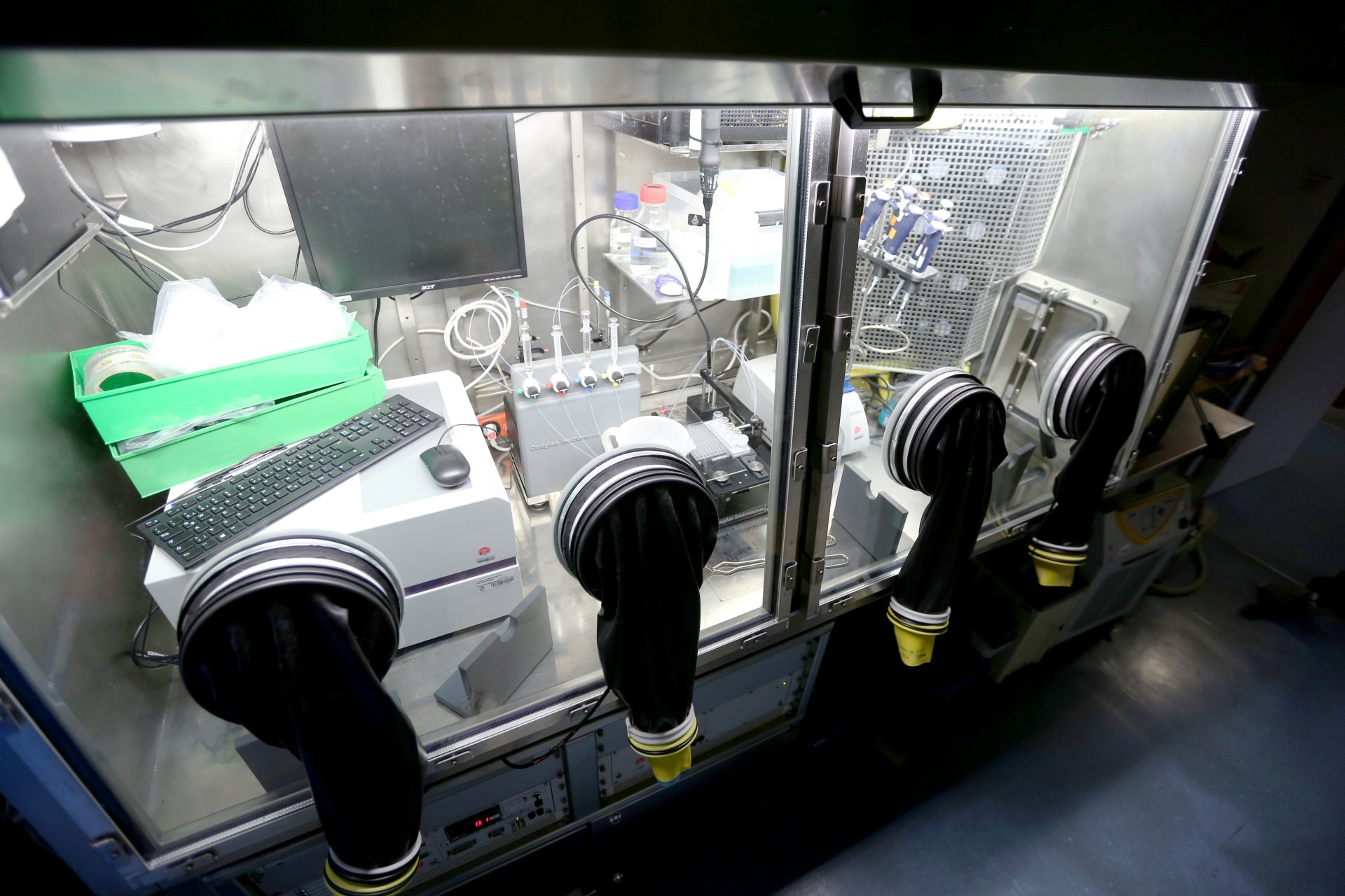 Anaerobes Zelt mit Roboter (©Max-Planck-Institut für Marine Mikrobiologie, K. Matthes)
