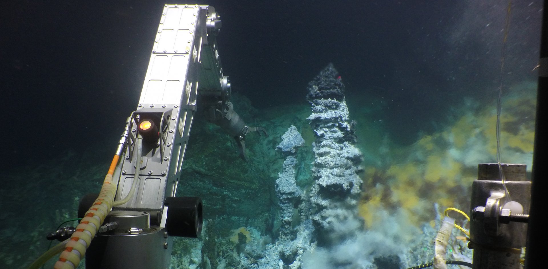 Sampling with the ROV in the home of the investigated microbes, the Guaymas-Beckens. © Woods Hole Oceanographic Institution