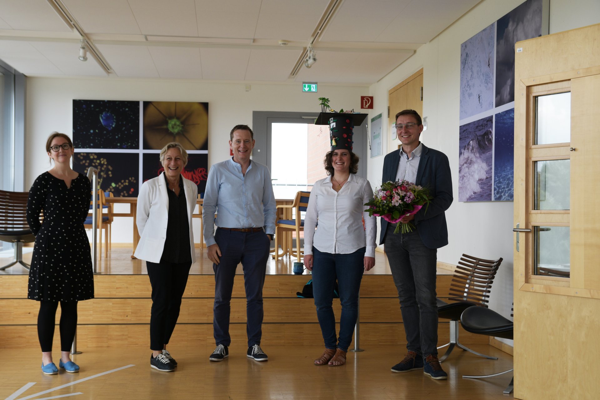 Congratulations: Dolma got her hat! (from left to right: Dr. Elizabeth Hambleton, Prof. Dr. Nicole Dubilier, Prof. Dr. Marcel Kuypers, Dolma Michellod, Dr. Manuel Liebeke) © Max Franke Congratulations: Dolma got her hat! (from left to right: Dr. Elizabeth Hambleton, Prof. Dr. Nicole Dubilier, Prof. Dr. Marcel Kuypers, Dolma Michellod, Dr. Manuel Liebeke) © Max Franke