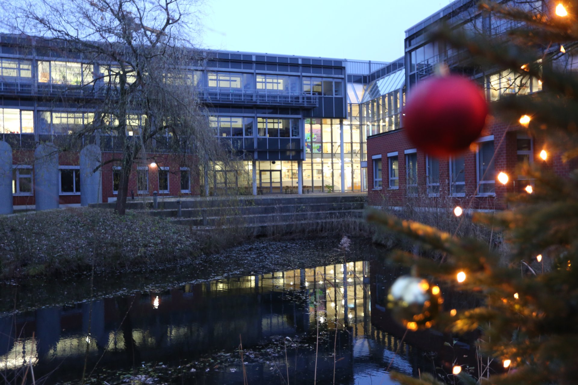 Weihnachtskugel vor dem Gebäude