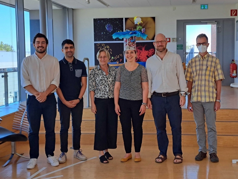 Congratulations: Tina Enders got her hat! (from left to right: Sebastian Silva Solar, Dr. Luis Orellana Retamal, Prof. Dr. Nicole Dubilier, Tina Enders, Dr. Harald Gruber-Vodicka, Prof. Dr. Michael Friedrich) © MPIMM/Silke Wetzel