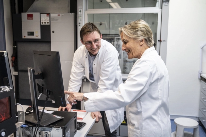 Manuel Liebeke and Nicole Dubilier in front of the Imaging mass spectrometer at the Max Planck Institute in Bremen, an instrument that was essential for the current research. (© Achim Multhaupt)