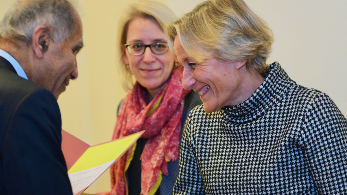 Academy President Mojib Latif presents the membership certificate of the Academy of Sciences in Hamburg to Nicole Dubilier. (Image rights: AdWHH/Alan Orpin)